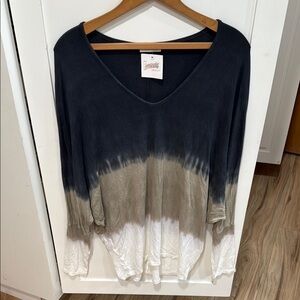 Gradient V-Neck Long Sleeve Top